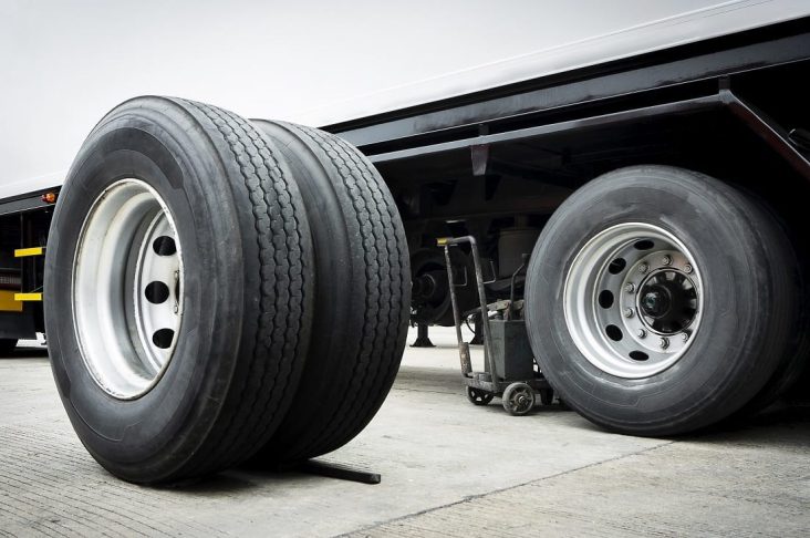 How-To-Change-A-Commercial-Truck-or-Semi-Truck-Tire